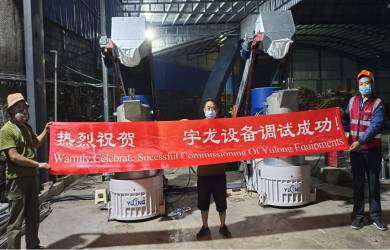 客户与技术员合影留念