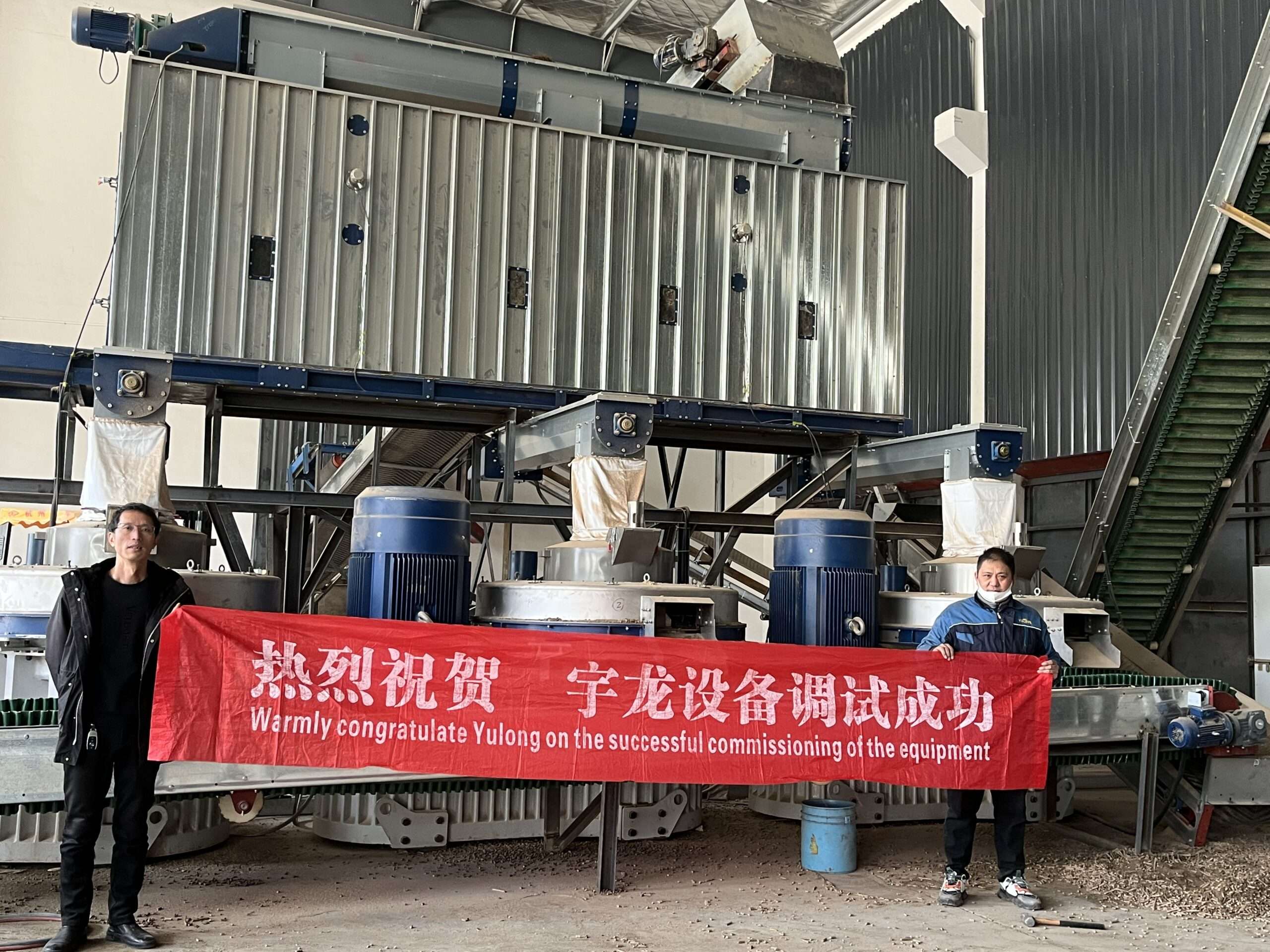 客户与技术员合影留念